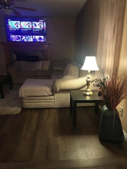 Renovated 4 Bedrooms 20 Sleeps Shopping Mall Edmonton Ngoại thất bức ảnh