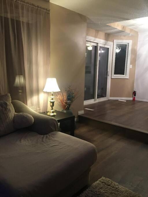 Renovated 4 Bedrooms 20 Sleeps Shopping Mall Edmonton Ngoại thất bức ảnh